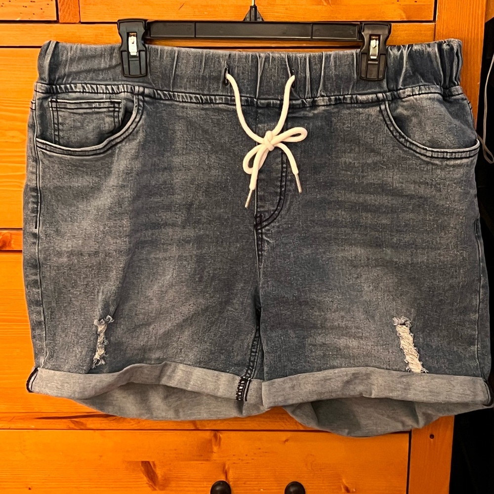 Combine clothes in my closet & make an offer! BloomChic Shorts
